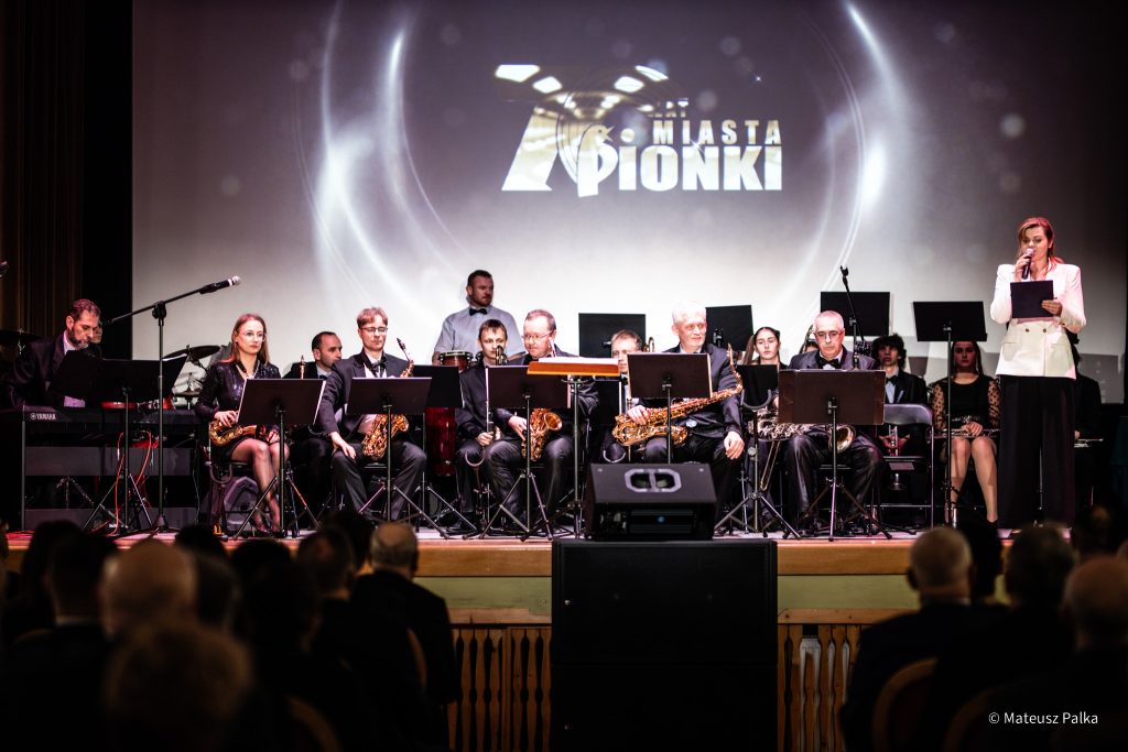 Obraz pokazuje Koncert Big Bandu MUNDANA podczas uroczystej gali z okazji jubileuszu 70-lecia nadania praw miejskich Pionkom.