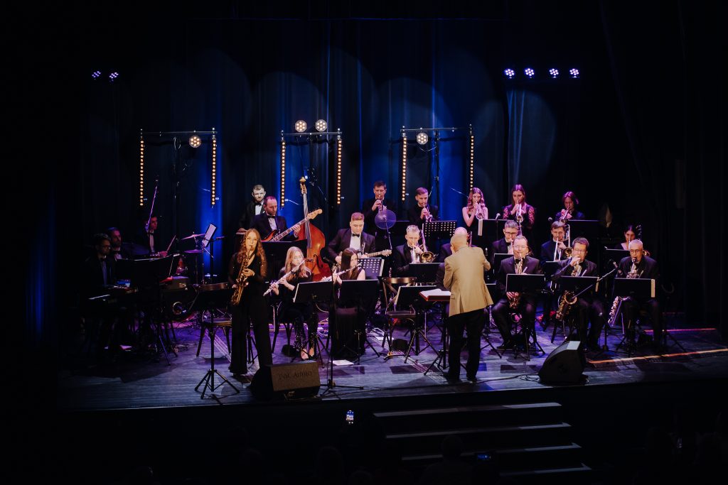 Obrazek pokazuje zdjęcie Big Bandu Mundana z Koncertu "Muzyka Filmowa" odbytego w lutym 2025r.